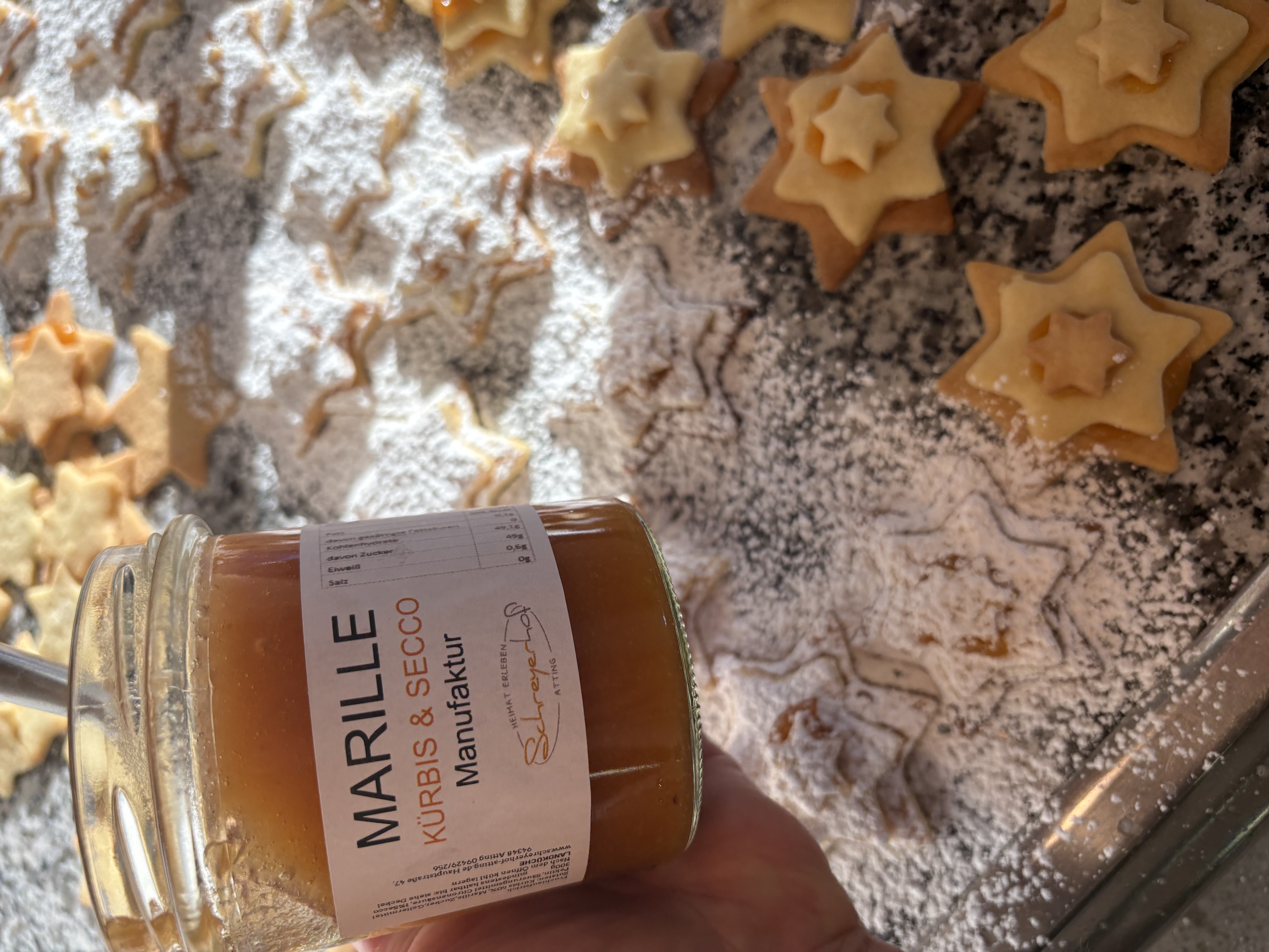 plätzchen fisch gebacken aus der Bauernhof Küche mit Kürbis Marillenmarmelade gefüllt- erfreut die Nachmittage im Advent- die  Reisenden -Besuchergruppen kommen in weihnachtliche Stimmung