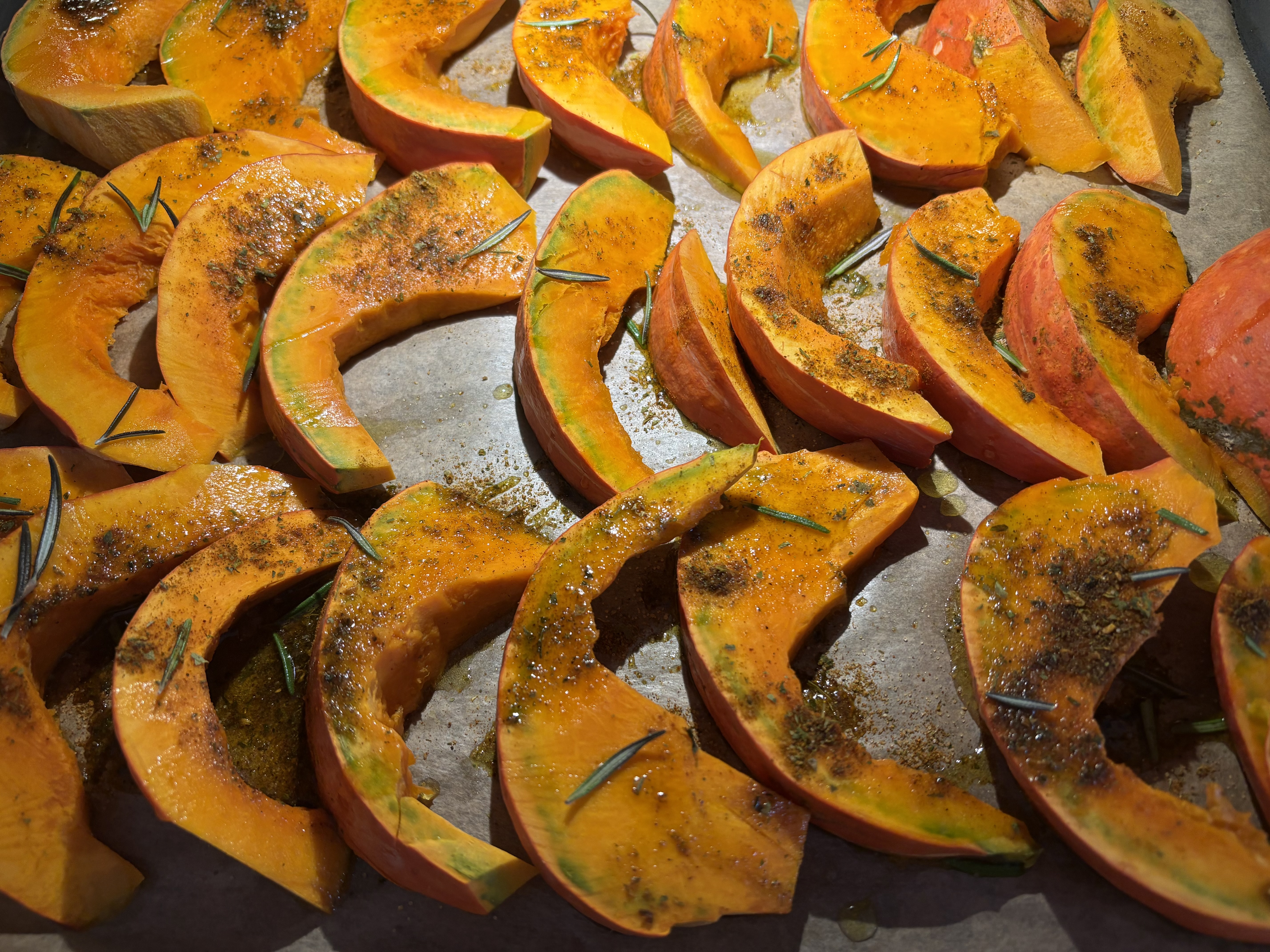 Hokkaido in dünne Scheiben geschnitten, als Ofengemüse gebacken einfaches Rezept für eine Salatbowl als Hauptzutat