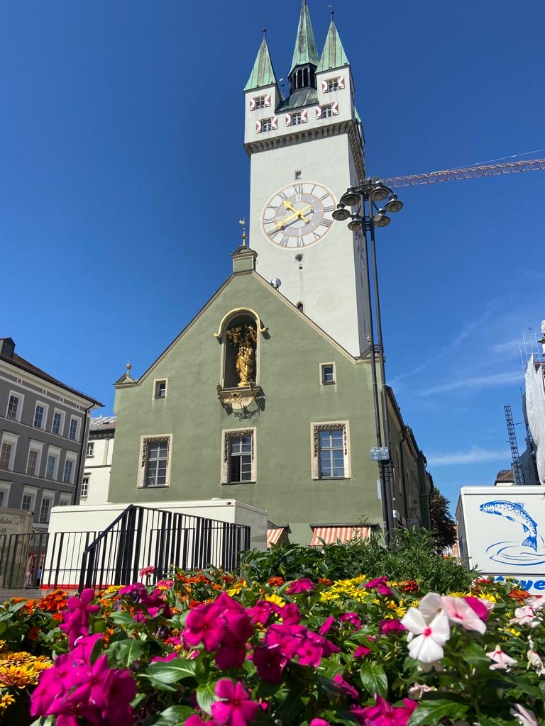 stadtturm-von-straubing-mit-bunten-blumen-erfreut-touristen-reisegruppen-als-ergaenzung-zum-erlebnisbauernhof-besuch-in-atting-nur-fuenf-kilometer-entfernt-an-der-donau-gelegen-auch-fuer-radreisende-ein-schoenes-ziel