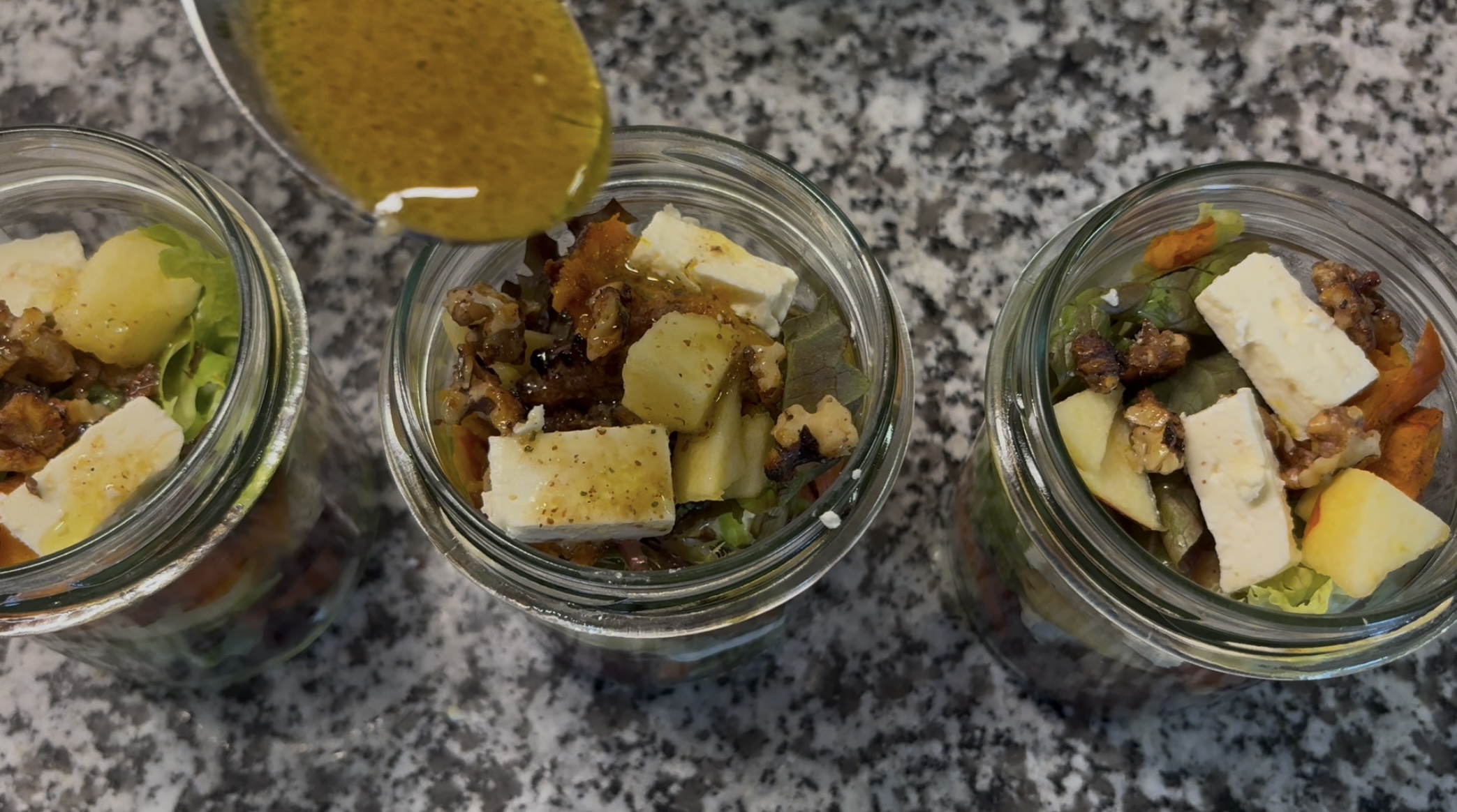 hokkaido im glas mit ziegenkäsefeta und senfdressing als Bowl zum mitnehmen für unterwegs