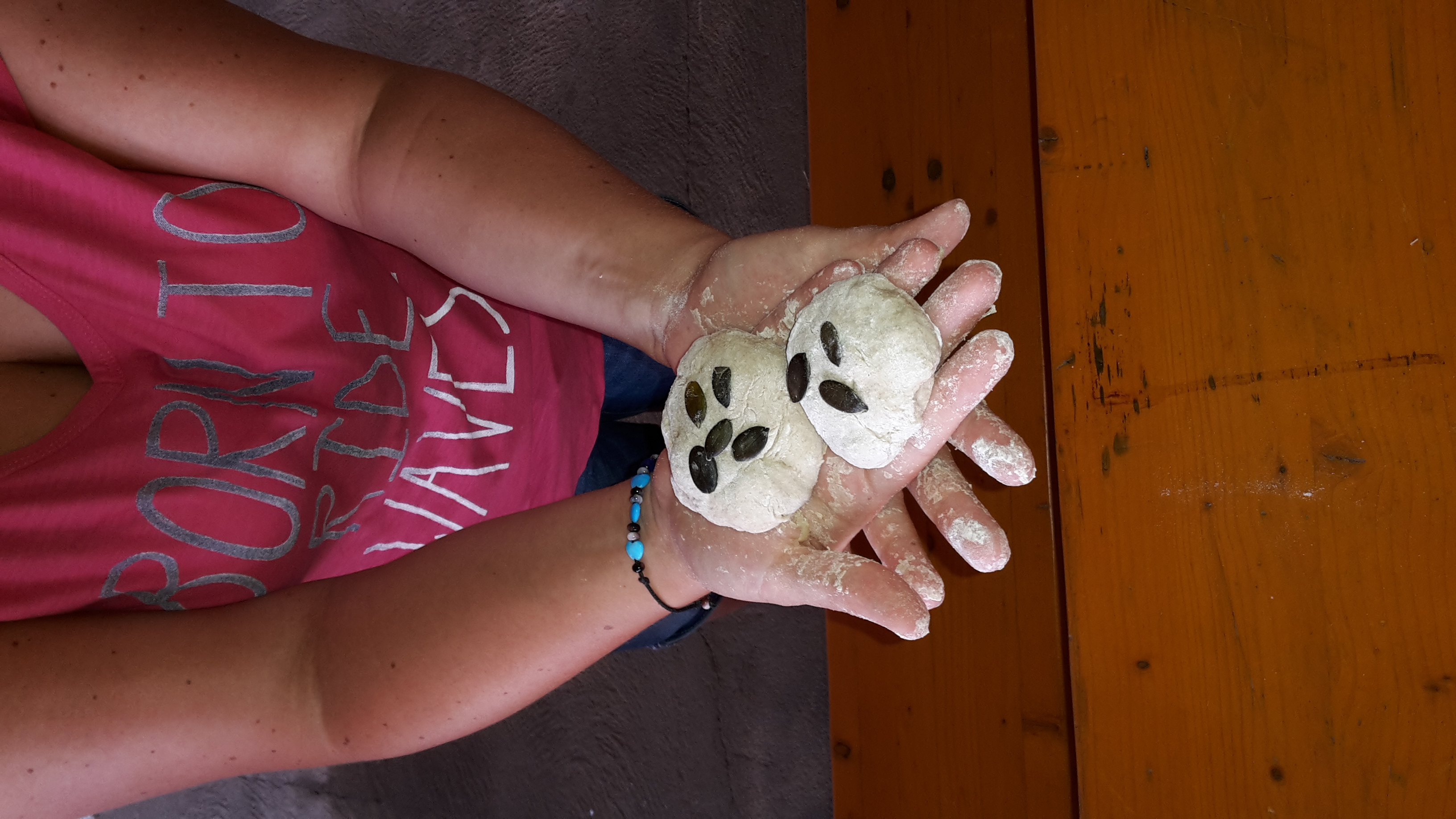eine Semmel liegt auf der Hand, selbst gemacht aus Dinkelmehl und natürlichen Zutaten