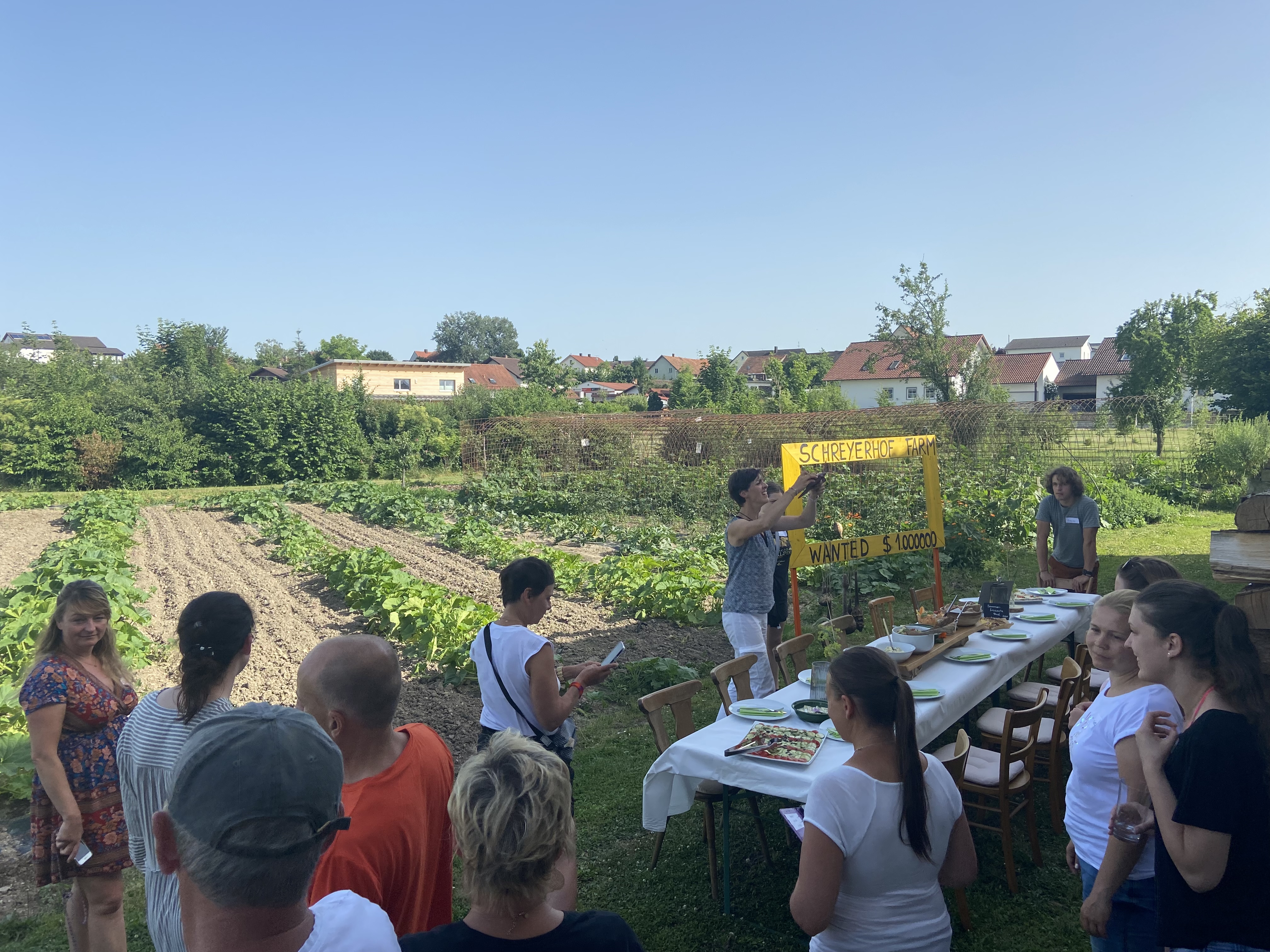 teilnehmer-erleben-am-kuerbisfeld-gemeinsames-essen-mit-kuerbisgerichten-frischen-zutaten-geerntet-vom-feld-genießen-zeit-haben-spass-bunter-herbstabend-bei-sonnenwarme