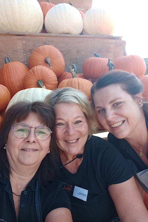 Halloweentreppe ein beliebter Fotopoint für Besucher am erlebnisbauernhof