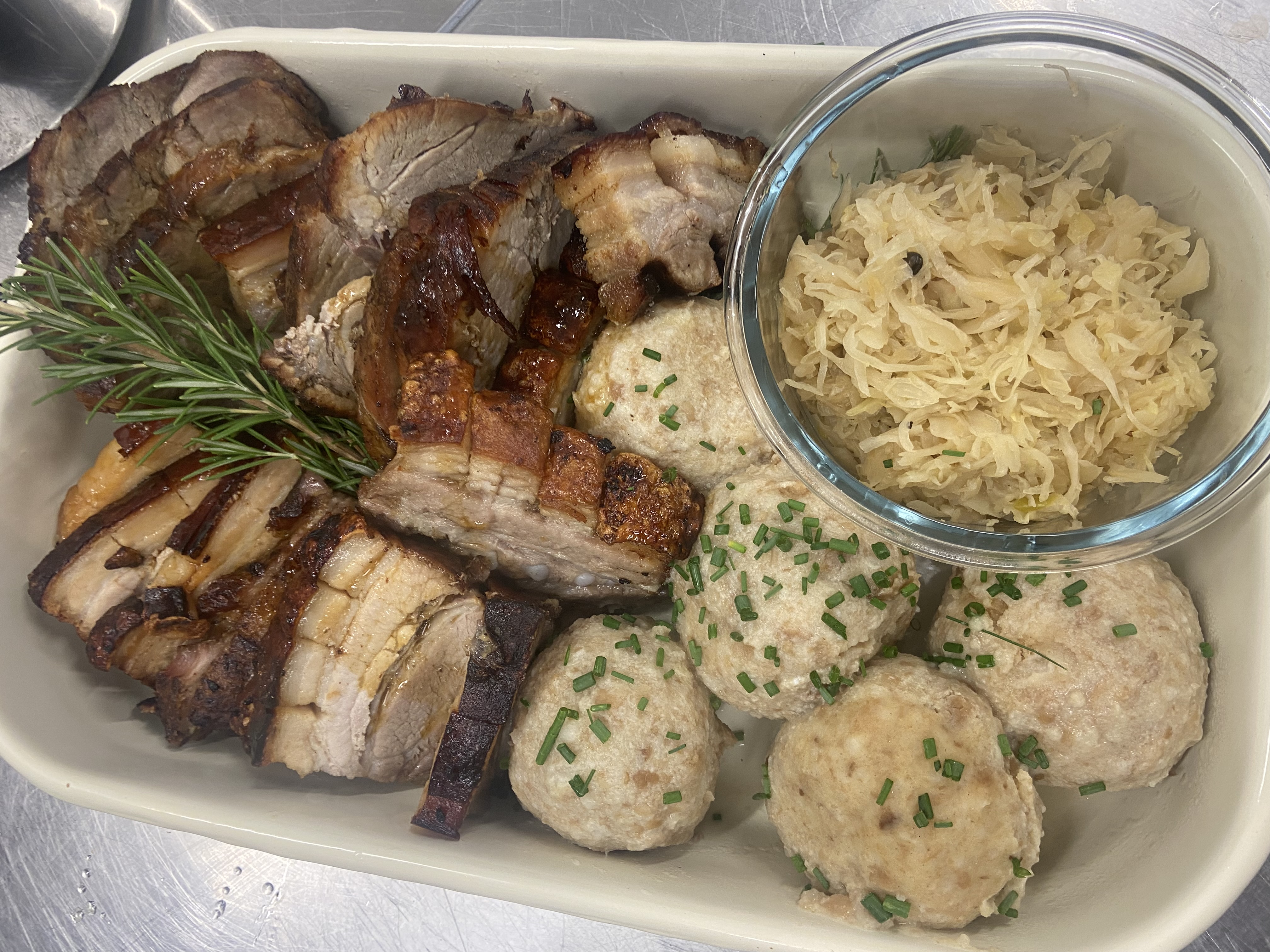 der-rollbraten-ist-gegrillt-und-wird-in-scheiben-geschnitten-das-fleisch-ist-gut-durchwachsen-schaut-appetitlich-aus-braune-farbe-wie-aus-bilderbuch-wasser-im-mund-laeuft-zusammen