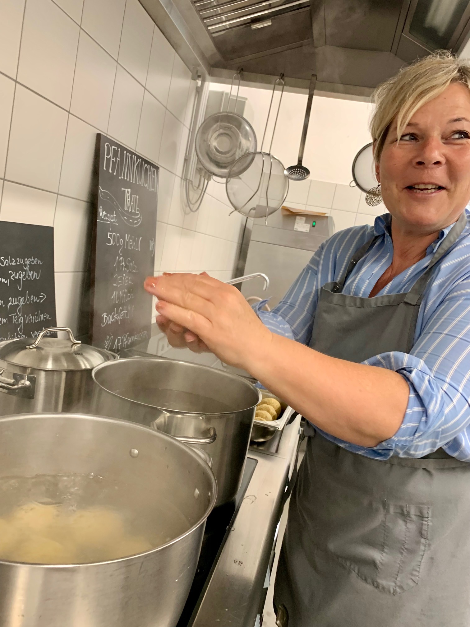 knoedeldrehen-kann-bei-gerlnde-schreyer-landfrauenkueche-koechin-gelernt-werden