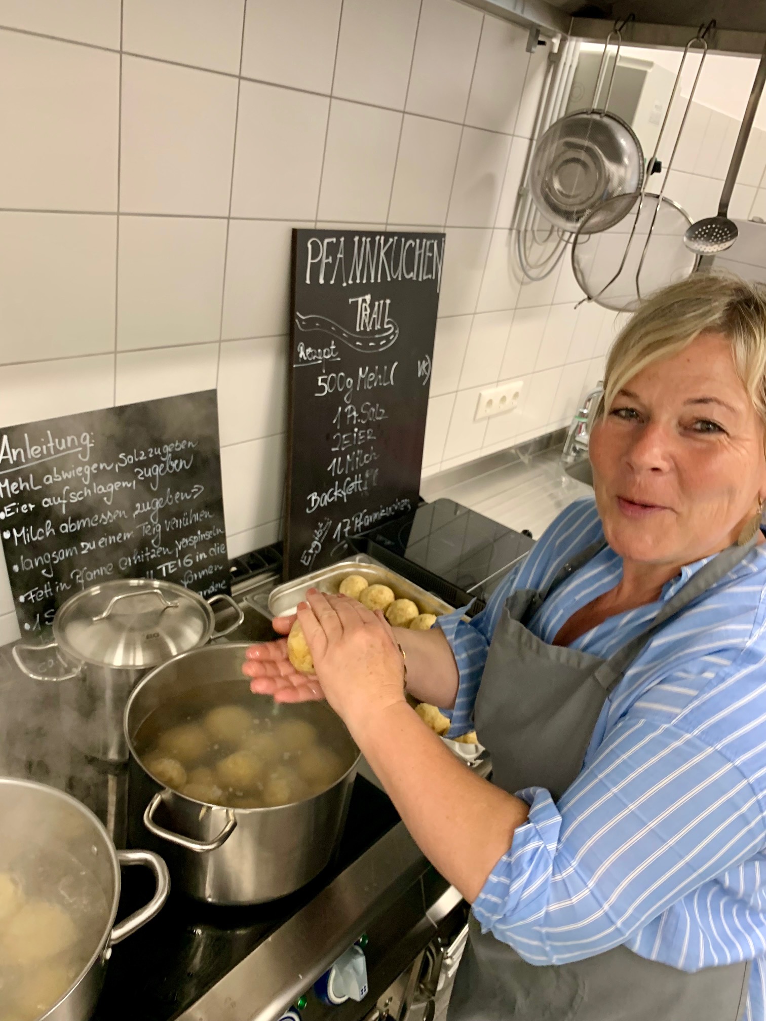 knoedel-werden-von-Gerlinde-koechin-handgerollt-geformt-toepfe-dampfen