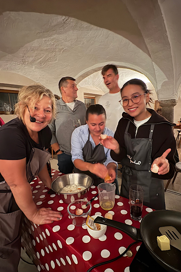 Teams kochen in der Eventlocation Schreyerhof Atting- internationale Gäste von Firmen kommen am Hof an, erleben ein orginelles Bauerhofevent- ackern im Team-kochen zusammen-beantworten knifflige Fragen