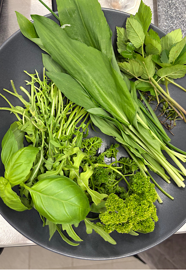 Kräuterbutter lässt sich aus Bärlauch, Girsch oder den typischen Hausgartenkräutern herstellen