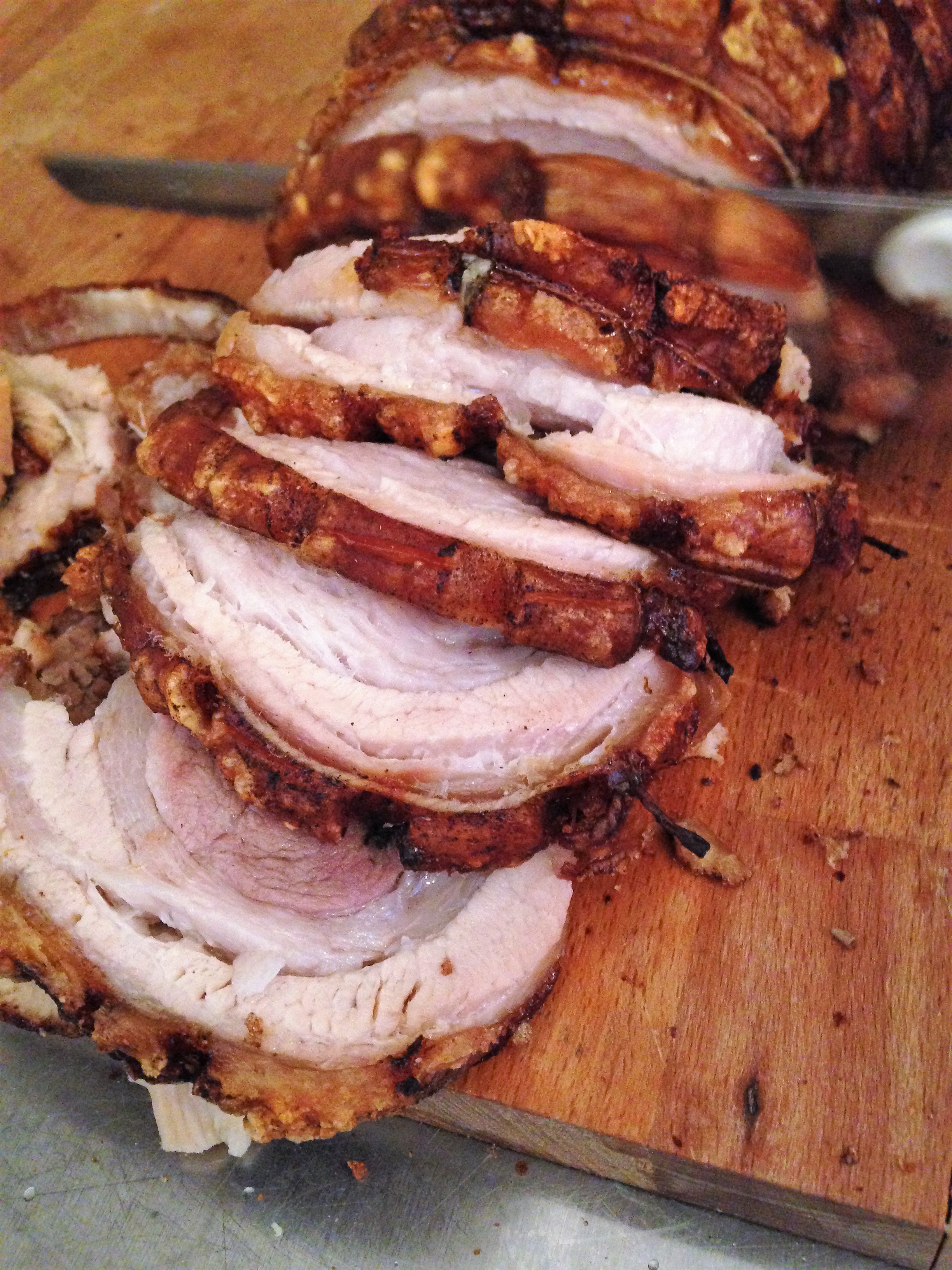 der-rollbraten-ist-gegrillt-und-wird-in-scheiben-geschnitten-das-fleisch-ist-gut-durchwachsen-schaut-appetitlich-aus-braune-farbe-wie-aus-bilderbuch-wasser-im-mund-laeuft-zusammen