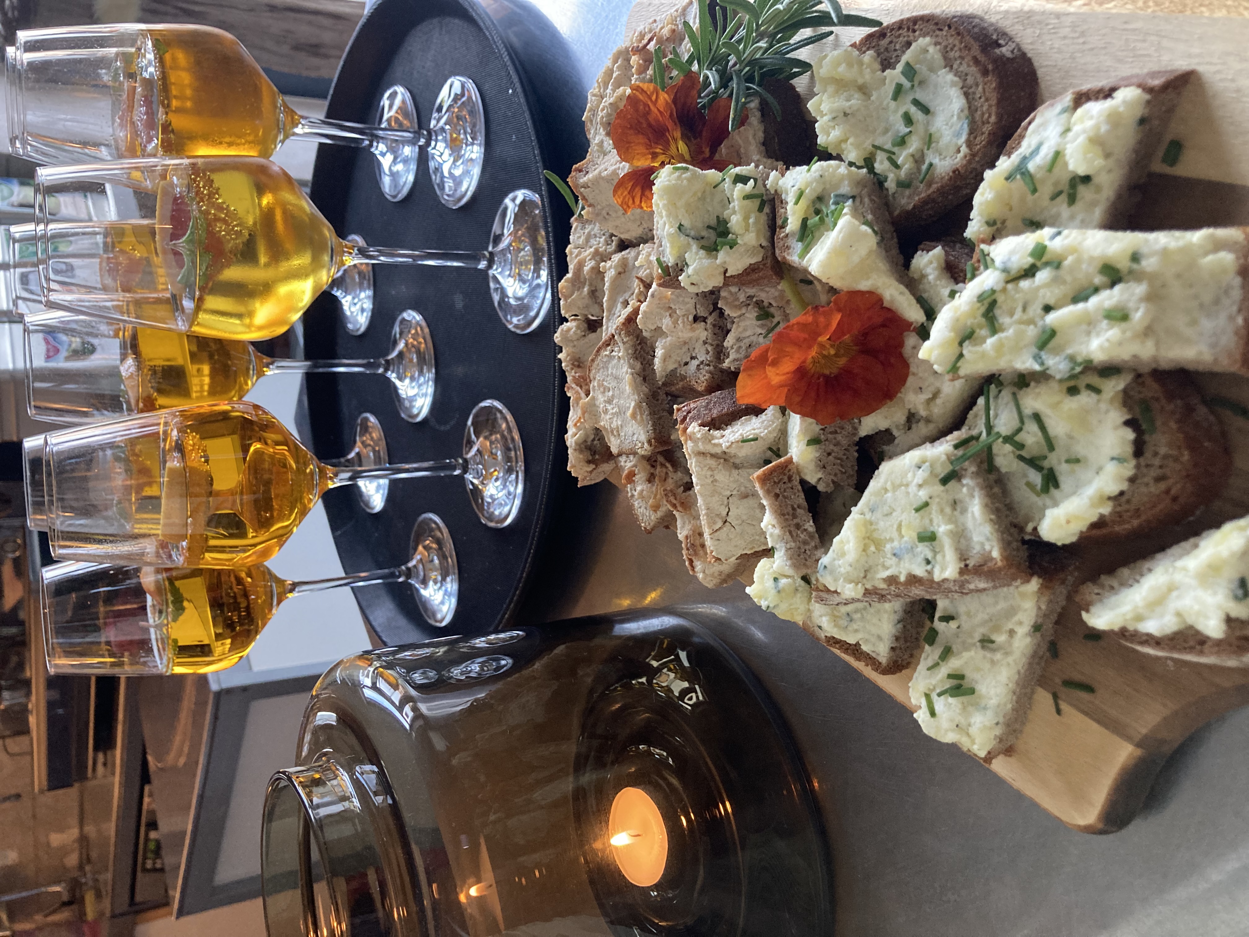 nach-der-arbeit-mit-freunden-ein-glas-heben-runterkommen-austauschen-genießen